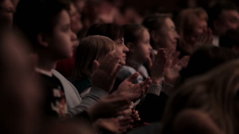 Kleine-Zuschauer-Applaudieren