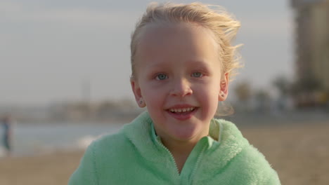 Retrato-De-Un-Niño-Alegre-Corriendo-En-La-Playa