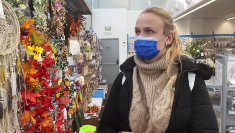 Mujer-Compradora-En-Una-Tienda-De-Descuento-De-Artículos-Para-El-Hogar.