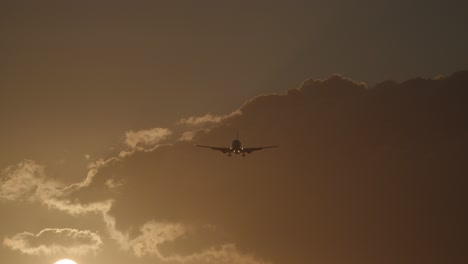 Avión-Volando-En-El-Cielo-Con-Una-Cálida-Luz-Nocturna