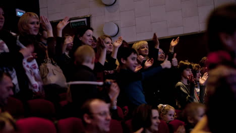 Leute-Applaudieren-Im-Theater