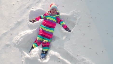Kind-Hat-Winterspaß-Und-Macht-Schneeengel