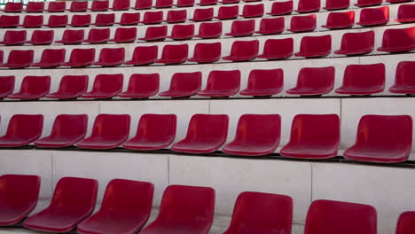 Leere-Rote-Sitze-Im-Amphitheater