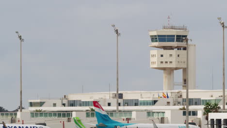 Terminal-Con-Aviones-De-Rodaje-Y-Aterrizaje-Al-Atardecer