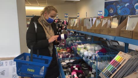 Mujer-Haciendo-Las-Compras-En-Una-Tienda-De-Un-Euro.