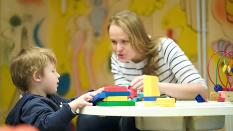 Mutter-Und-Sohn-Spielen-Zusammen-Mit-Spielzeug