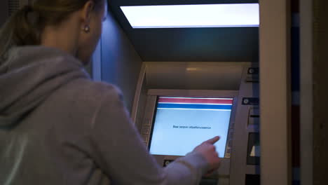 Frau-Benutzt-Abends-Geldautomaten-Im-Freien