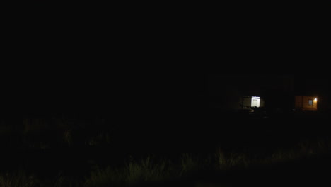 Noche-Negra-Y-Coche-Moviéndose-Por-La-Carretera-Rural