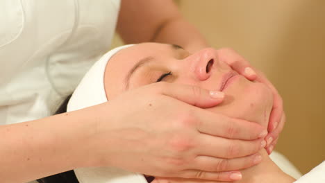 Massage-of-face-at-beauty-treatment-salon