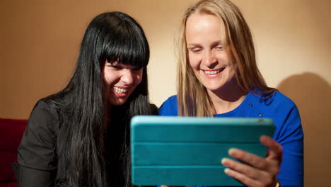 Zwei-Junge-Frauen-Lesen-Einen-Tablet-PC