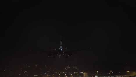 Landendes-Flugzeug-In-Der-Nacht
