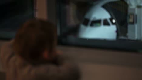 Niño-Mirando-El-Avión