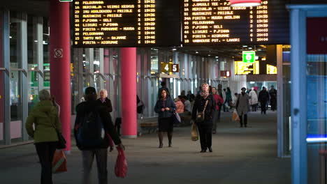 Zentraler-Busbahnhof-In-Tallin,-Europa