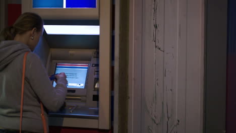 Frau-Steckt-Bankkarte-In-Geldautomaten-Ein,-Um-Bargeld-Zu-Bekommen
