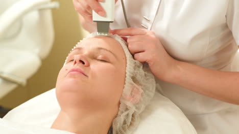 Frau-Erhält-Ultraschall-Gesichtsreinigung-Im-Beauty-Spa
