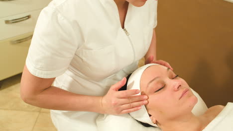 Facial-massage-with-accent-on-eye-area