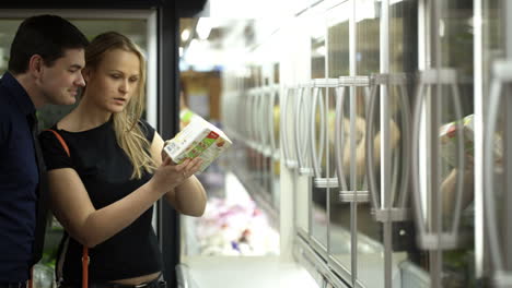 Young-couple-in-the-shop-buying-frozen-food