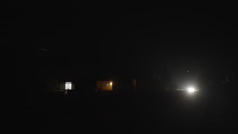 Coche-En-La-Carretera-Del-Campo-En-La-Noche-Oscura