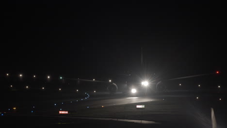 Avión-Rodando-Por-La-Noche