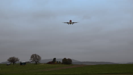 Passenger-airplane-is-landing