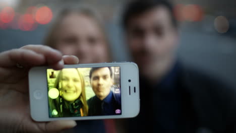 Junges-Paar-Mit-Telefon,-Das-Spaß-Beim-Fotografieren-Hat