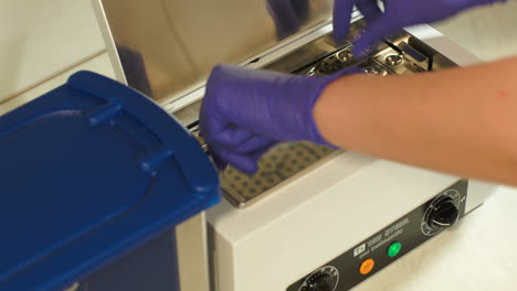 Sterilisation-Kosmetologischer-Instrumente-Mit-Spezieller-Ausrüstung