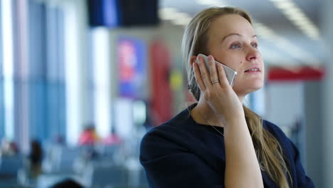 Mujer-Hablando-Por-Teléfono-En-La-Sala-De-Espera