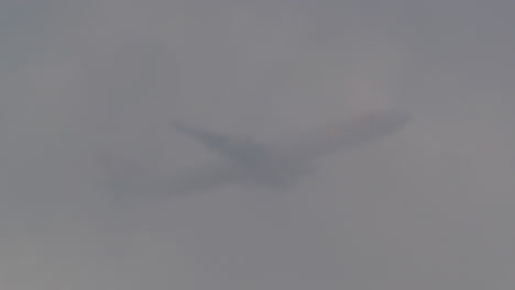 Avión-Vuela-A-Través-De-Las-Nubes