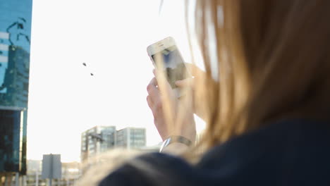 Frau-Macht-Mit-Ihrem-Handy-Fotos-Von-Der-Stadt