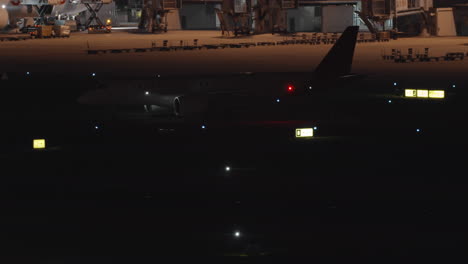 Airport-airplanes-at-night