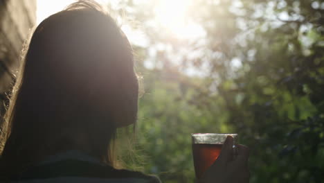 Frau-Trinkt-Tee-Im-Freien-Während-Des-Sonnenuntergangs