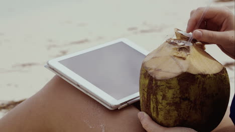 Frau-Benutzt-Touchpad-Und-Trinkt-Kokosnussgetränk