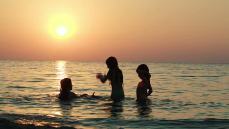 Mädchen-Spielen-Bei-Sonnenuntergang-Mit-Ball-Im-Meer