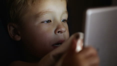 Junge-Mit-Tablet-PC-Vor-Dem-Schlafengehen