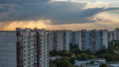 Zeitraffer-Einer-Stadt-Mit-Schweren-Wolken,-Die-Sich-Am-Himmel-Sammeln