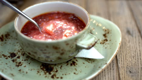 Borsch-Con-Crema-Agria-Servido-En-La-Cafetería