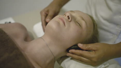 Woman-under-spa-neck-massage