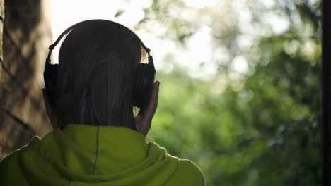Mujer-Escuchando-Música-Al-Aire-Libre