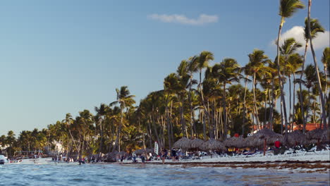 Tropisches-Resort-Mit-Menschen-Am-Strand-Und-Segelnden-Booten