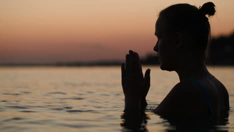 Frau-Im-Wasser,-Die-Betet-Oder-Meditiert