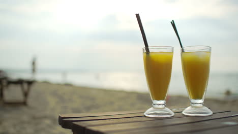 Zwei-Cocktails-Auf-Einem-Holztisch-Am-Meer