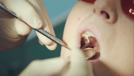 Dentista-Examinando-A-Una-Mujer