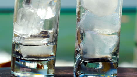 Wasser-In-Gläser-Mit-Eis-Gießen