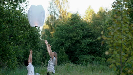 Familia-Volando-Una-Linterna-De-Fuego-En-El-Bosque