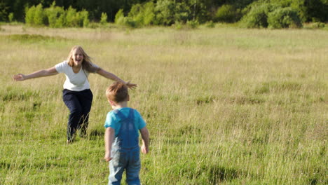 Madre-Y-Su-Hijo-Jugando-Bo-peep-Al-Aire-Libre