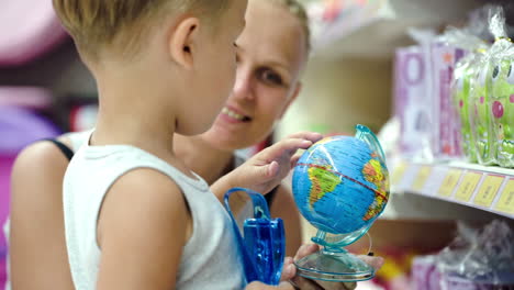 Madre-E-Hijo-Con-Un-Pequeño-Globo-En-La-Tienda