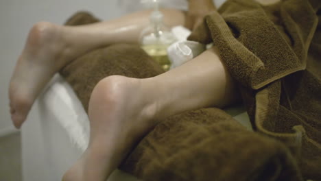 Stone-massage-of-female-legs-at-beauty-spa