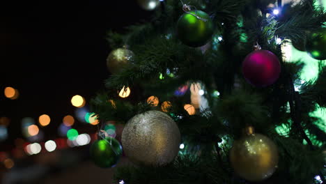 árbol-De-Navidad-Al-Aire-Libre-En-La-Ciudad-Por-La-Noche