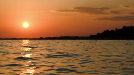 Hermosa-Puesta-De-Sol-Sobre-El-Mar-Ondulado