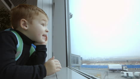 Mutter-Und-Sohn-Am-Flughafen-Verbringen-Zeit-Damit,-Aus-Dem-Fenster-Zu-Schauen